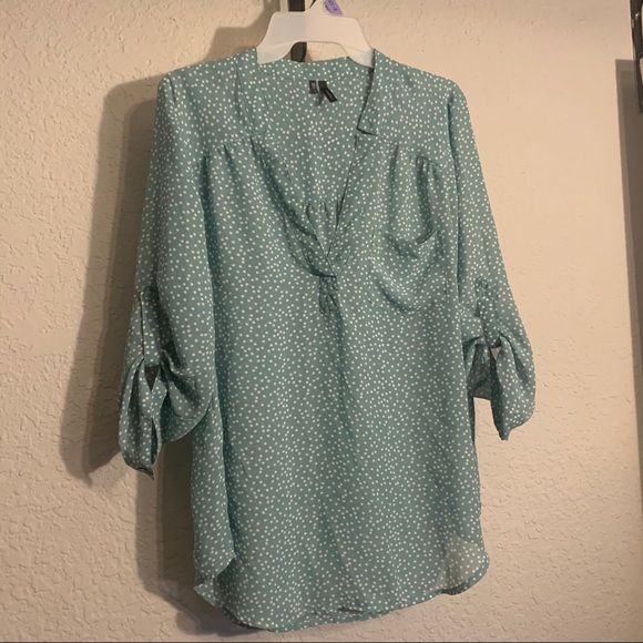 Two Green Blouses - Picture 4 of 7
